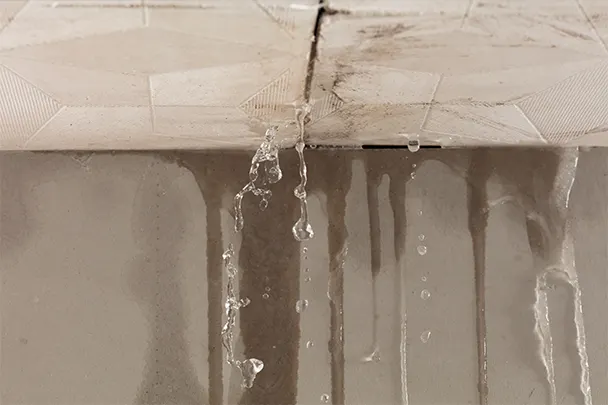 雨漏りする空き家は直さず売れる？修理前の査定と売却の進め方